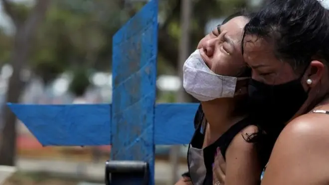 కోవిడ్‌తో తల్లి మరణించడంతో దుఃఖిస్తున్న కూతురు