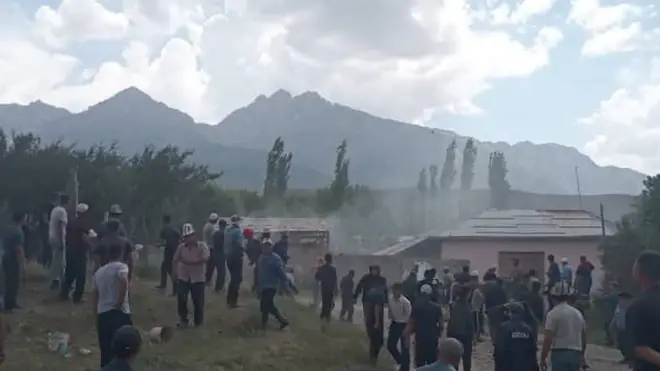 Жекшемби күнү түшкө жуук Баткендин Кадамжай районунундагы Чечме айылы менен Өзбекстандын Сох анклавындагы Чашма айылынын тургундары ортосунда жаңжал чыккан