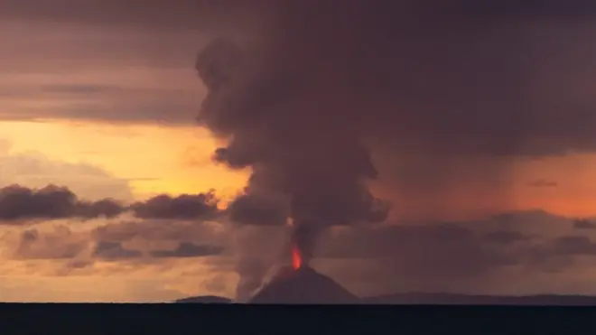 Foto gunung Anak Krakatau yang difoto oleh fotografer Oystein Lund Andersen pada hari Sabtu (22/12)