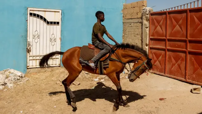 Fallou Diop sur un cheval