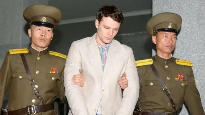 Otto Warmbier akiwa mikononi mwa maofisa usalama wa nchini Korea Kaskazini