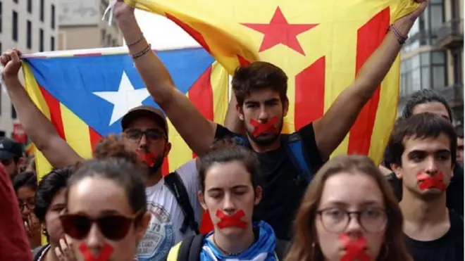 Para mahasiswa berunjuk rasa menentang kehadiran polisi di tempat pemungutan suara.