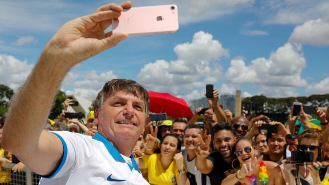 Bolsonaro tira selfie com manifestantes em Brasília