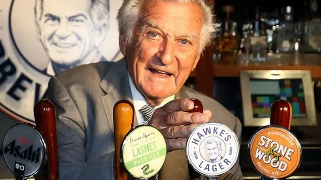 霍克爱喝啤酒，澳大利亚有公司推出一个以他命名的啤酒品牌。