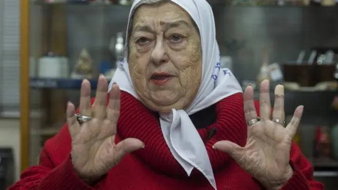 Hebe de Bonafini es la presidenta de Madres de Plaza de Mayo, una asociación de defensa de los derechos humanos de Argentina.