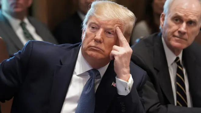 Pirezidaanti Tiraampi dhimma godaantotaa irratti yommuu gabaasa Jared Kushneriin dhiyaate dhaggeeffan.