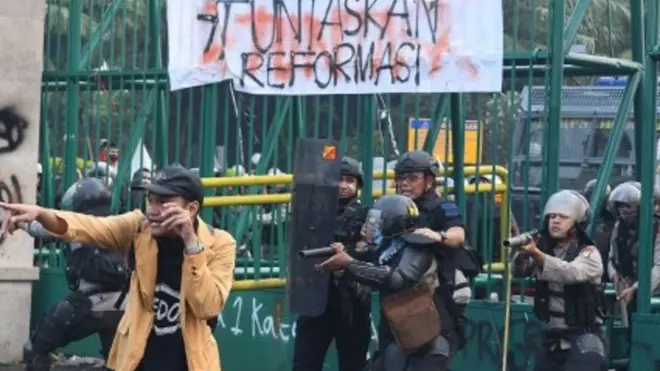 Polisi menghalau massa saat kericuhan dalam unjuk rasa di depan kompleks Parlemen di Jakarta, Selasa (24/9/2019). Ribuan mahasiswa yang berasal dari kampus di sejumlah daerah itu turun ke jalan berdemonstrasi menolak UU KPK dan pengesahan RUU KUHP.