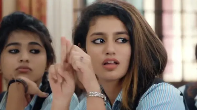 تحدثت بي بي سي إلى الممثلة الهندية بريا باركاش فارير، التي أصبحت هوسا في الهند ودولا أخرى بسبب مقطع فيديو. وتظهر الممثلة الهندية الشابة في مقطع ترويجي لفيلم لها وهي تغمز.