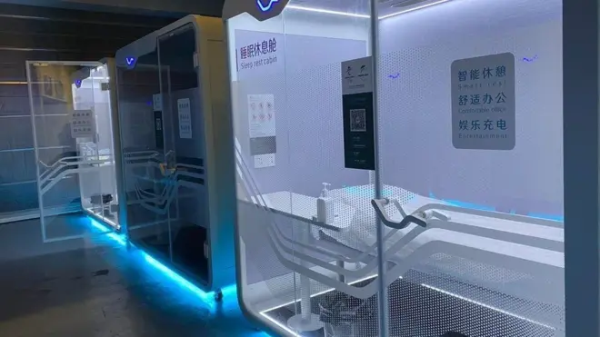 నిరంతరం శుభ్రం చేసే ఈ క్యూబికల్స్‌లో జనం కాసేపు కునుకు తీయవచ్చు