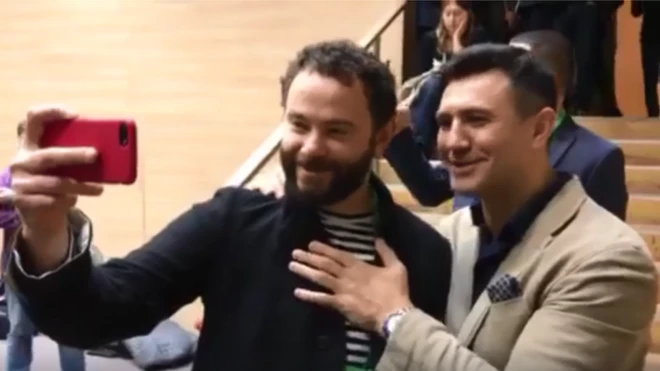 Дубінський та Тищенко роблять селфі, перебравши на себе увагу журналістів під час виступу Корнієнка. Той у цей час пояснював, як будуватиме партію.