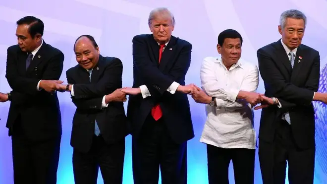 Lãnh đạo các nước ASEAN chụp cùng Tổng thống Mỹ Donald Trump tại Hội nghị Thượng đỉnh ASEAN ở Philippines năm 2017