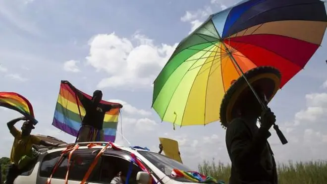 Mu kwezi kwa munani mu 2014, abatiganyi bo muri Uganda bakoze urugendo rwabo rwa mbere rwo kwishimira imiterere yabo ijyanye n'imibonano mpuzamitsina, ubwo urukiko rwari rumaze kuburizamo itegeko ribarwanya