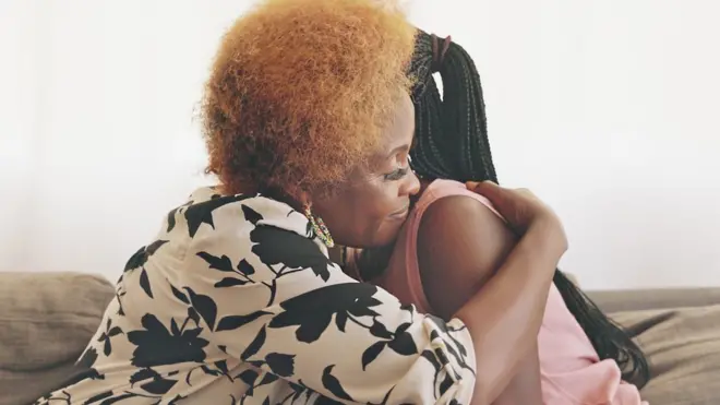 Deux femmes s'étreignent