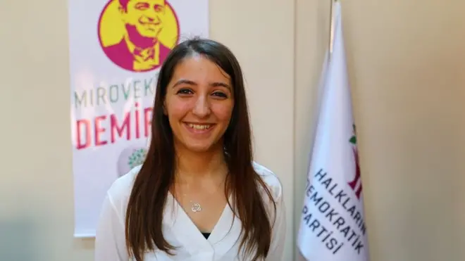 صورة ديرسم داغ في مركز حزب الشعوب الديمقراطي بعد فوزها بالانتخابات البرلمانية