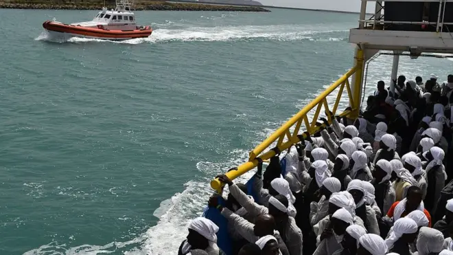 (Illustration: des migrants secourus à bord du navire Aquarius)