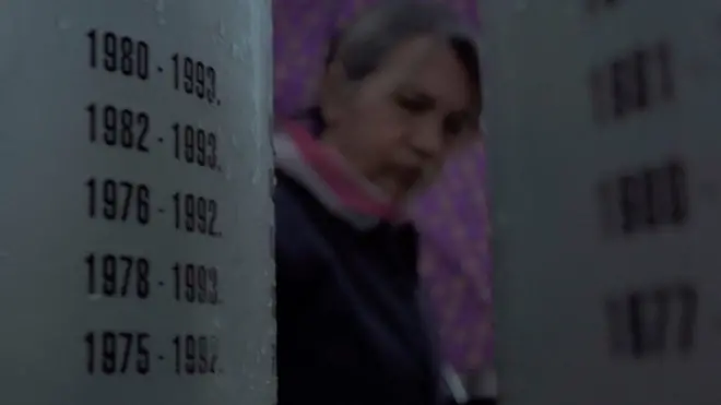 Zlatka Imamović ispred spomenika deci ubijenoj u opkoljenom