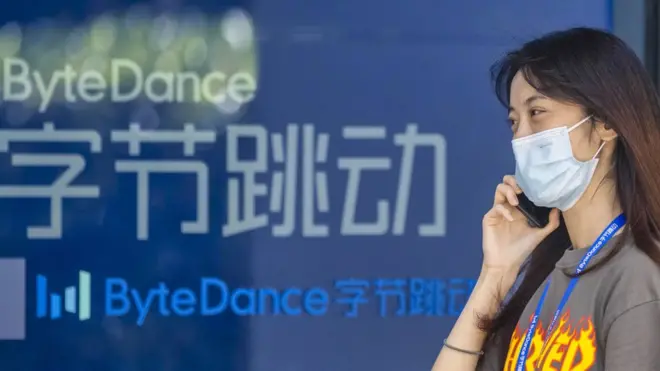 上海字節跳動辦公樓外一名女士在用手機通電話（3/8/2020）