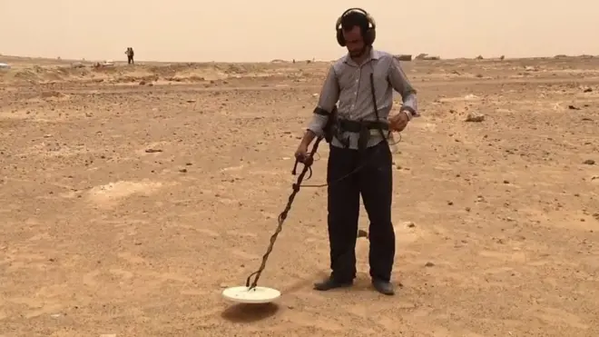 لا تزال حمى التنقيب عن الذهب مستعرة في موريتانيا رغم المخاطر التي تعتري هذه المغامرة. وشهدت بلدات وسط غربي البلاد ارتفاعا في عدد سكانها بعد جذبها آلاف الموريتانيين للبحث عن الذهب.