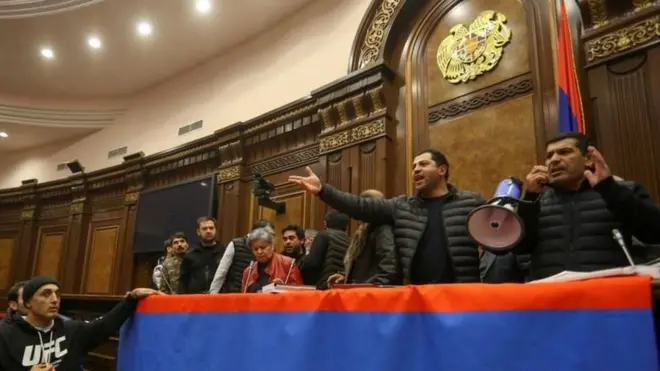 Демонстранти захопили будівлю парламенту Вірменії та побили спікера