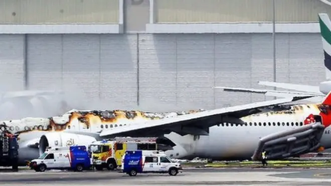 La cabina del avión fue destruida completamente por el fuego.