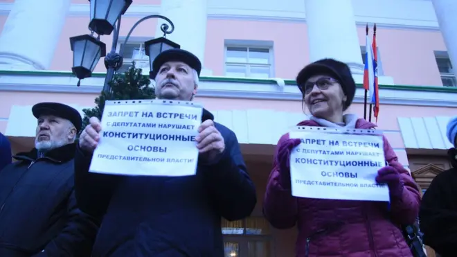 Коммунисты Николай Зубрилин и Елена Шувалова пытались повлиять на решение Мосгордумы с помощью пикета, однако новый порядок согласования встречь депутатов с избирателями все равно был принят