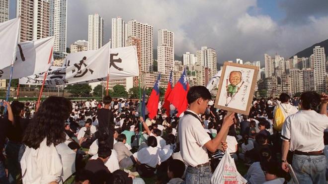 资料图片:1989年6月4日，香港民众在跑马地马场聚集抗议中国政府