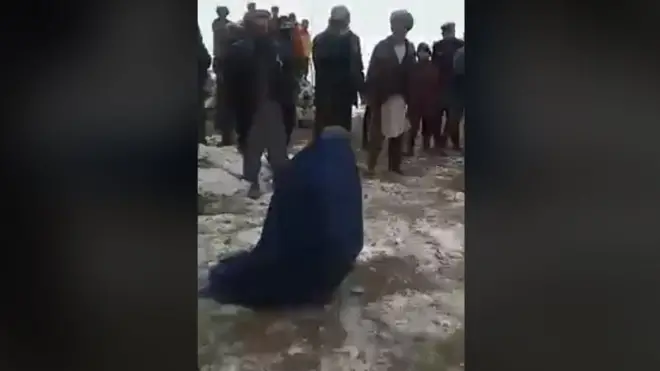 په ویډیو کې لیدل کېږي چې له مېرمنې شاو خوا نارینه تاو دي او بیا یې وهي.