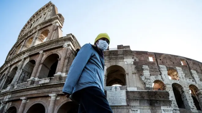 Турист у масці біля Колізею