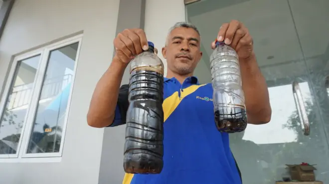 Kepala Instalasi Produksi Wilayah Selatan Perumda Air Minum Toya Wening Solo, Nuryanto, menunjukkan hasil produksi air bersih yang tercemar limbah.
