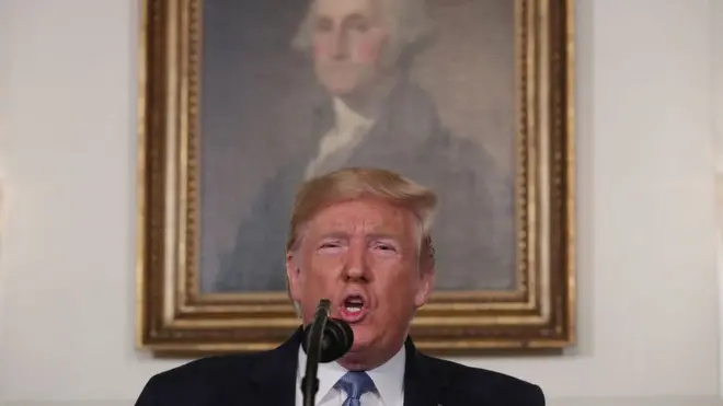 Заявление о неприемлемости ксенофобии и расизма Дональд Трамп записал, стоя под портретом Джорджа Вашингтона. Тот был рабовладельцем - но в XVIII веке на эти вопросы смотрели иначе