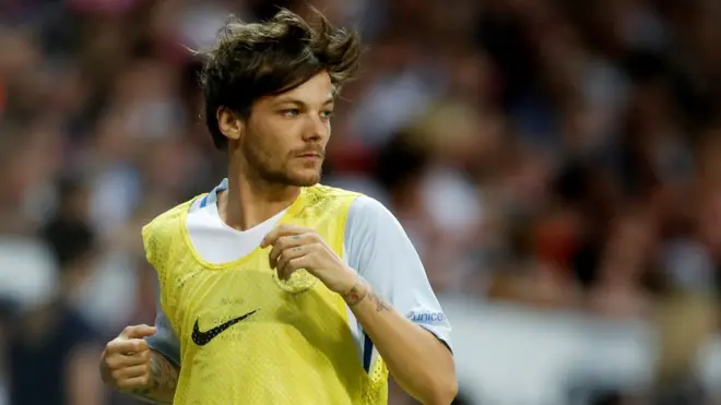 Помимо музыки, Томлинсон уделяет много внимания футболу