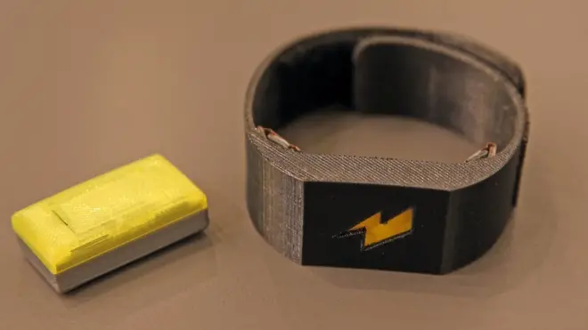 Разработчики браслета Pavlok уверяют, что это устройство поможет избавиться от дурной привычки всего за пять дней