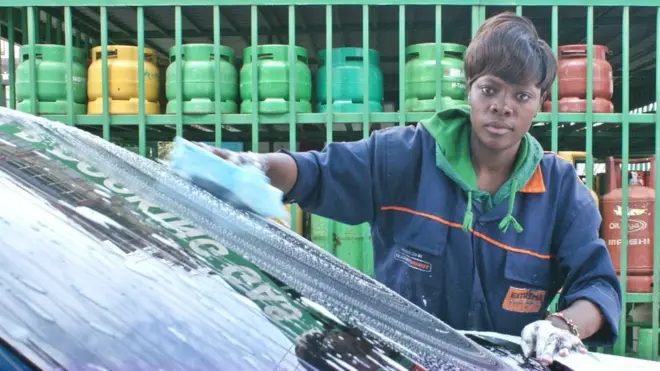 Felicia akiendelea na kazi ya uoshaji magari