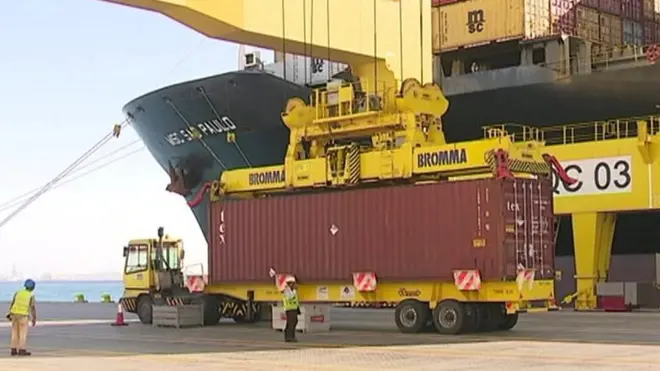 سفينة في ترسو في ميناء حمد التجاري في قطر