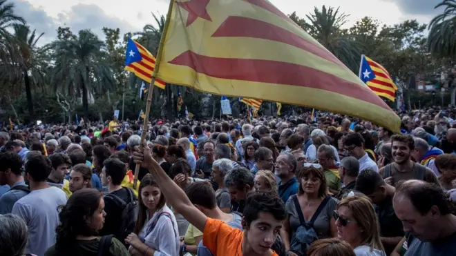 Накануне в Барселоне послушать заявление лидера Каталонии Пучдемона собрались сотни его сторонников