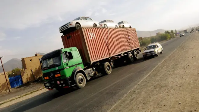 تردد کامیون‌های با بار اضافه از حد مجاز یکی از عوامل تخریب این جاده‌ها اعلام شده‌است