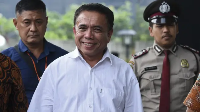 Gubernur Aceh Irwandi Yusuf (tengah) dibawa ke gedung KPK, setelah ditangkap di Banda Aceh dan diterbangkan ke Jakarta, Rabu (04/07).