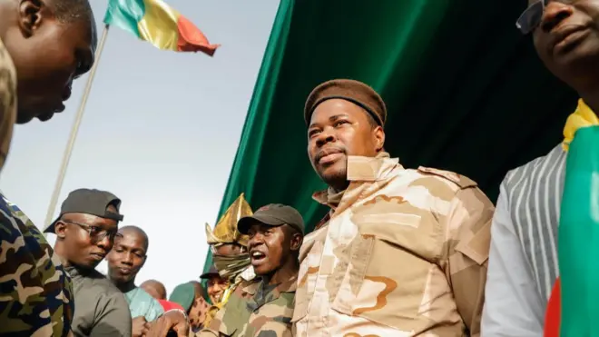 Des milliers de Maliens se rassemblent pour célébrer le départ de l'opération antiterroriste française Barkhane, à Bamako, au Mali, le 19 février 2022.