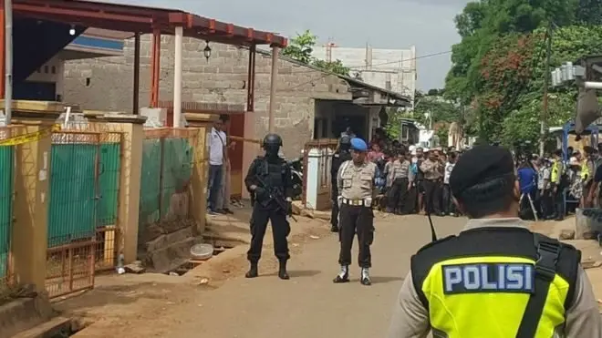 Olah TKP oleh tim gabungan kepolisian, di rumah kos di Bekasi tempat ditemukannnya bom.