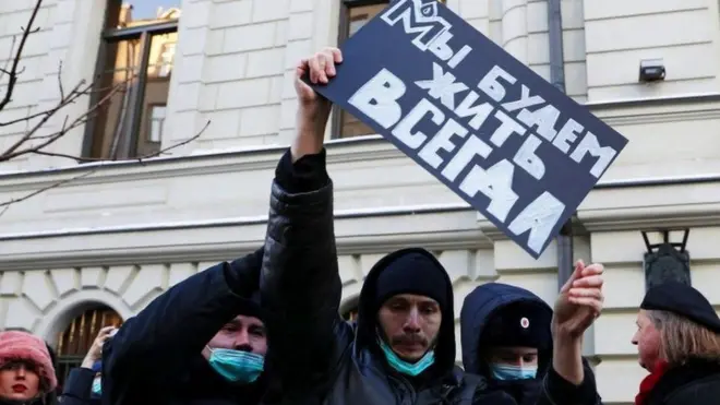 «Хорижий агентлар» қонунига кўра, бу рўйхатга тушган ташкилотлар ҳар бир нашрларида ўзларига «хорижий агент» деган тамға қўйишлари керак