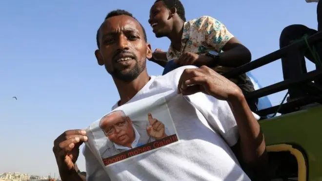 ዶ/ር መራራ ከእስር ተለቀው ወደቤታቸው መግባታቸውን በማስመልከት ደጋፊዎች ቲሸርት በማሰራት እና በመልበስ ጎዳና ላይ ወጥተው ነበር