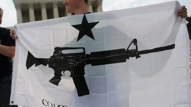 2008년 대법원 앞에서 시위하는 사람들