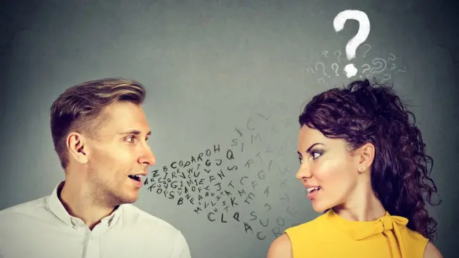 Hombre y mujer joven hablando diferentes idiomas.