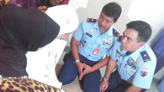 Komandan Pangkalan Udara Abdulrachman Saleh, Marsekal Pertama Djoko Senoputro, menjumpai keluarga korban pesawat Hercules yang jatuh di Papua.