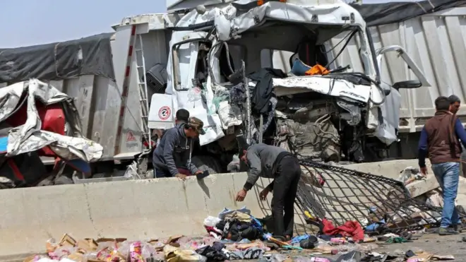 لقي ما لا يقل عن 17 شخصا مصرعهم في حادث على الطريق الدائري الإقليمي في مصر(مارس/آذار 2020)