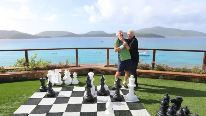 Брэнсон и теннисист Бьорн Борг играют в шахматы.