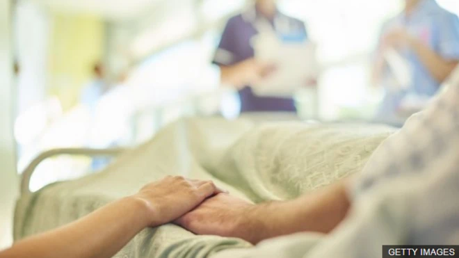 ชายชาวฝรั่งเศสที่นอนไม่รู้สึกตัวในสภาพผักมานาน กลับฟื้นลืมตาและยิ้มออกมาได้อีกครั้ง