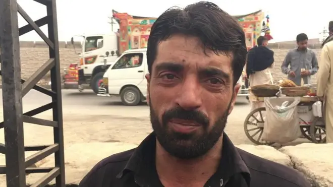 فیض آباد کے قریب کام کرنے والا موچی بنارس خان