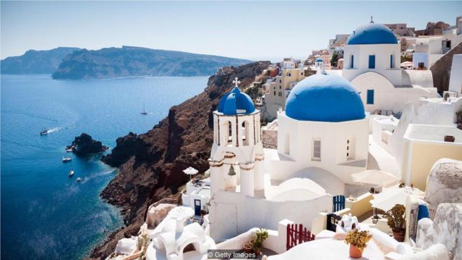 说希腊语的人形容深浅不一的蓝色有不同的词汇，而且比说英语的人分得更清楚。(Credit: Getty Images)