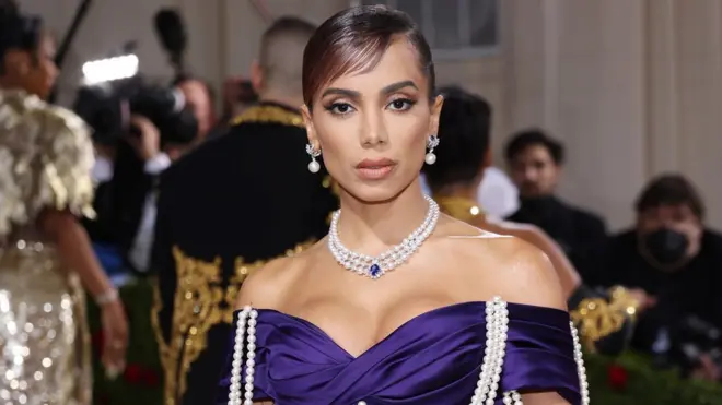 Anitta optou por um decote ombro a ombro para um look com pérolas